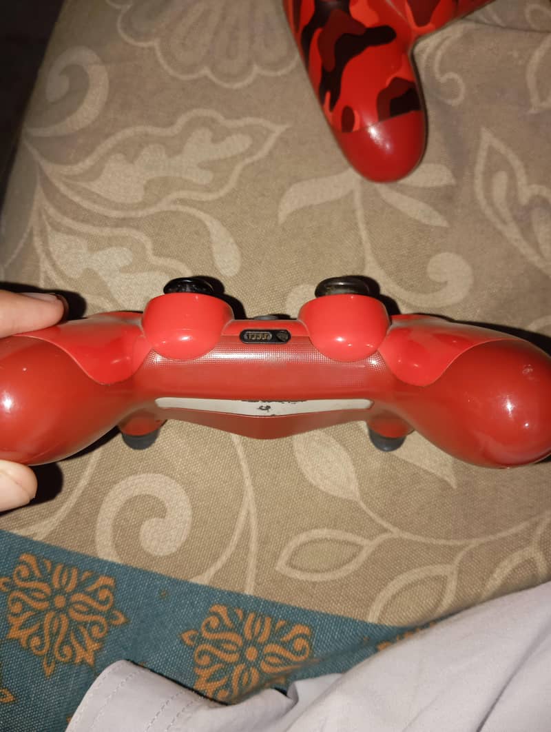 2 DUALSHOCK 4 CONTROLLERS 5