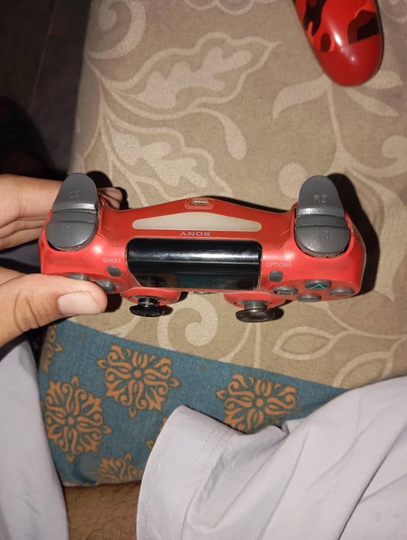 2 DUALSHOCK 4 CONTROLLERS 6