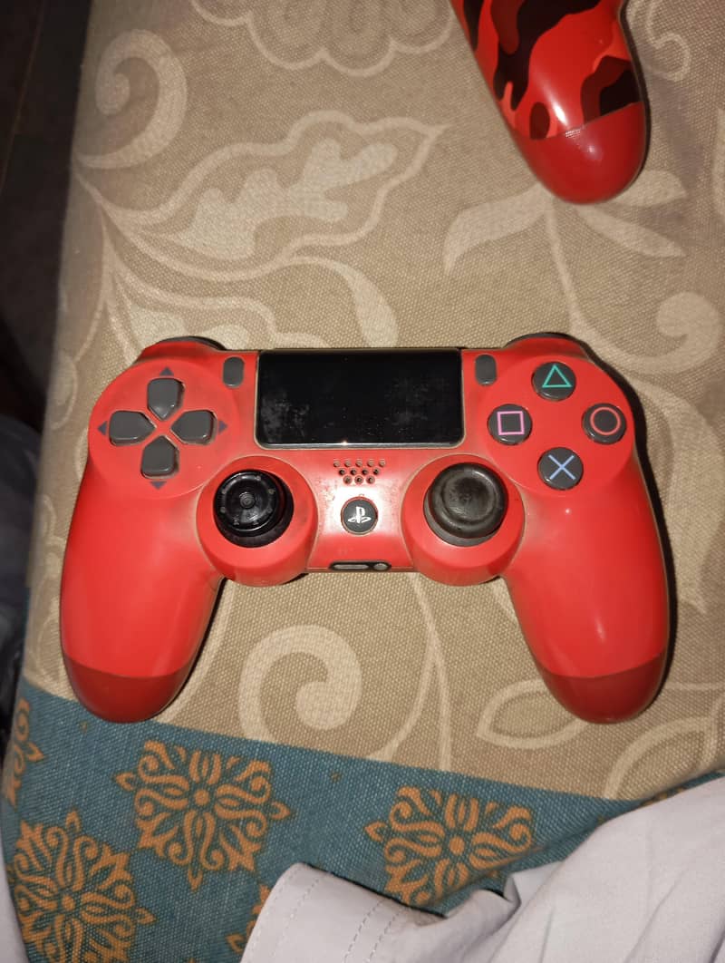 2 DUALSHOCK 4 CONTROLLERS 7