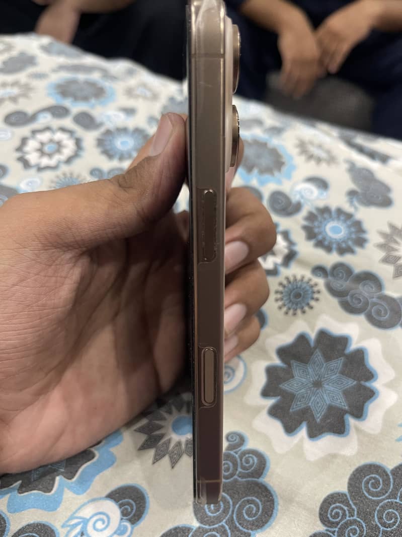 Apple iPhone 16 Pro 10/10 condition 6