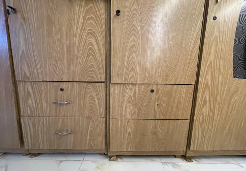 4 door wardrobe 2