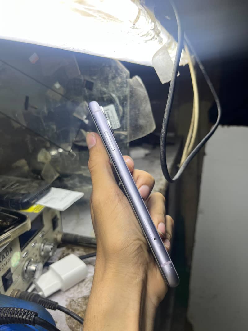 Apple iPhone 11 4