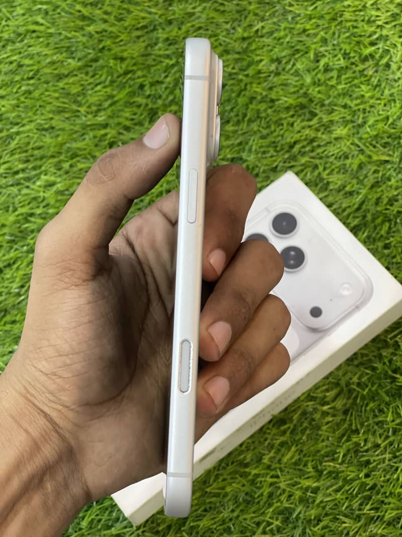 Apple iPhone 17 Pro Max 1