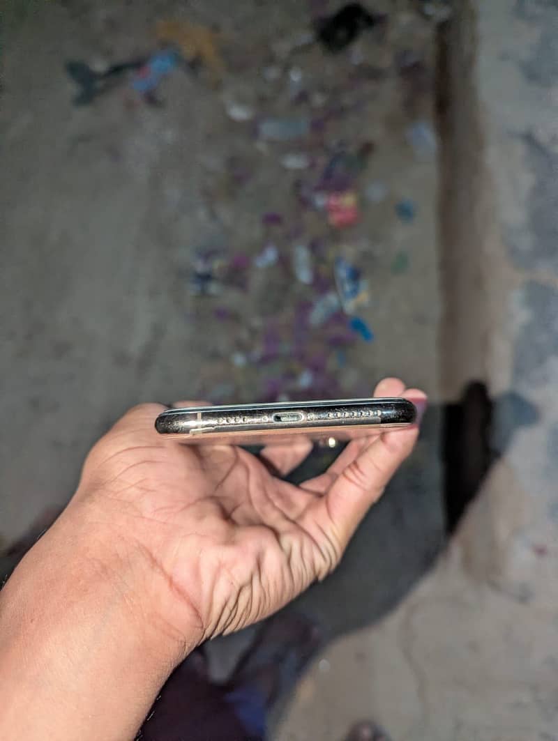 Apple iPhone XS Max 3