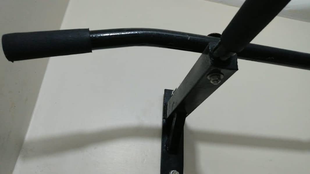 pull up bar wall mounted 1