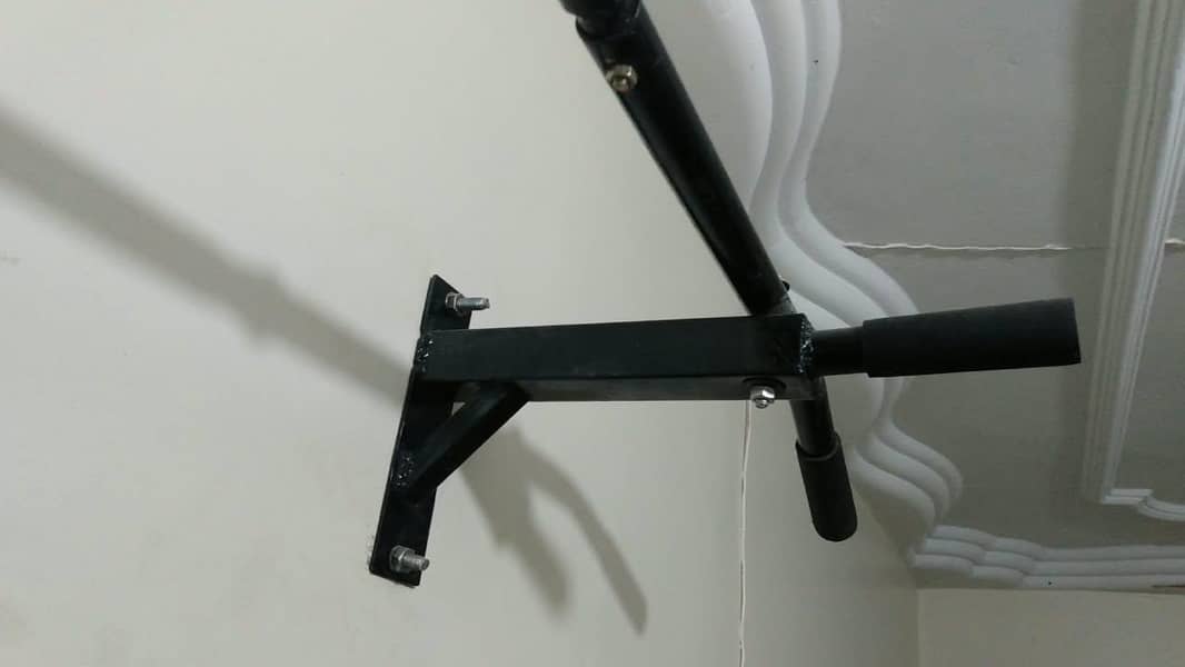 pull up bar wall mounted 3