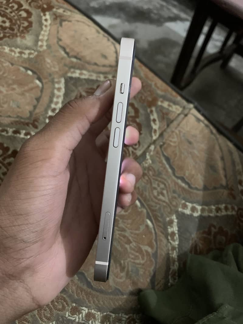 Apple iPhone 13 4