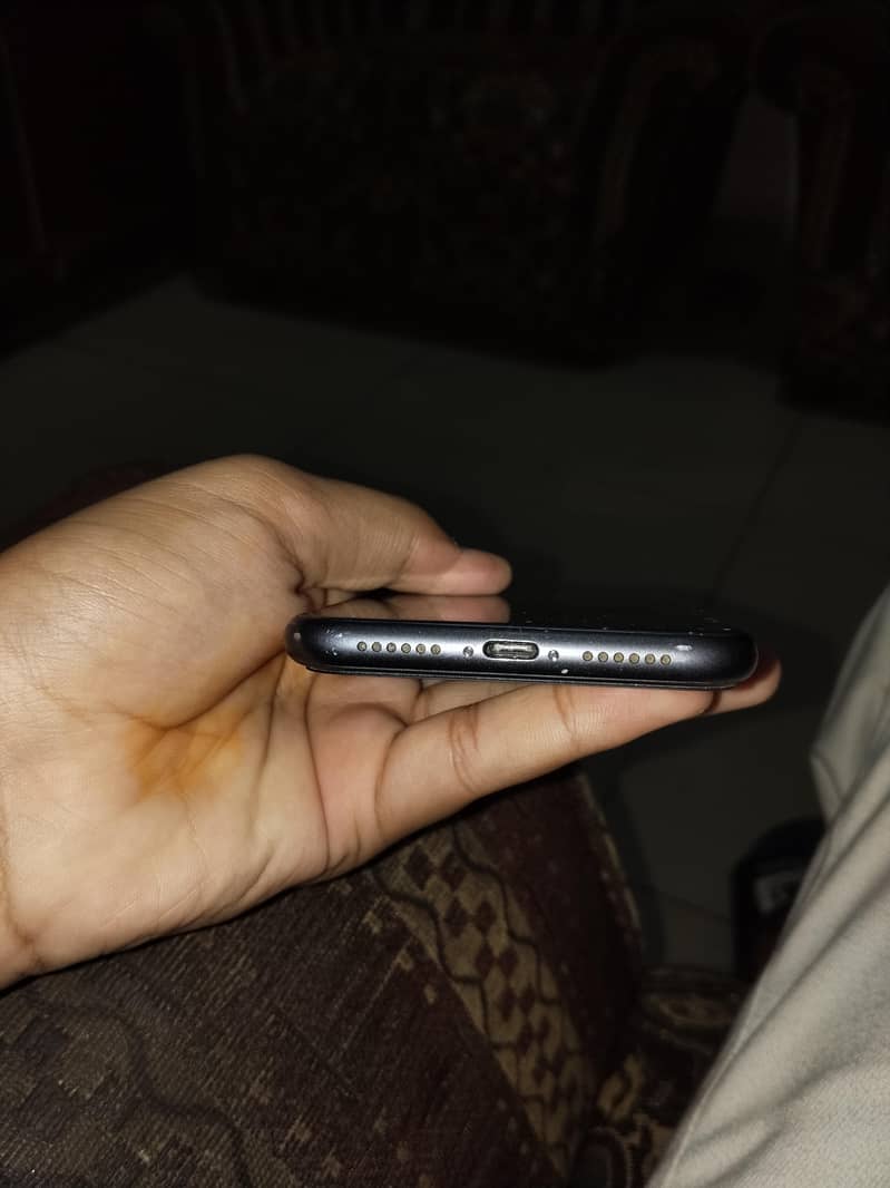 Apple iPhone 11 4