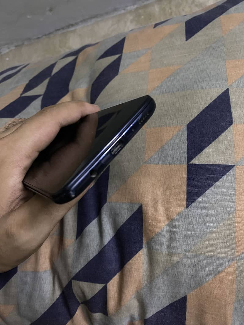 Samsung Mobile A70 1