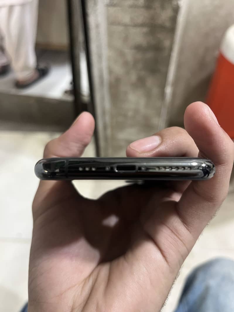 Apple iPhone 11 Pro 4