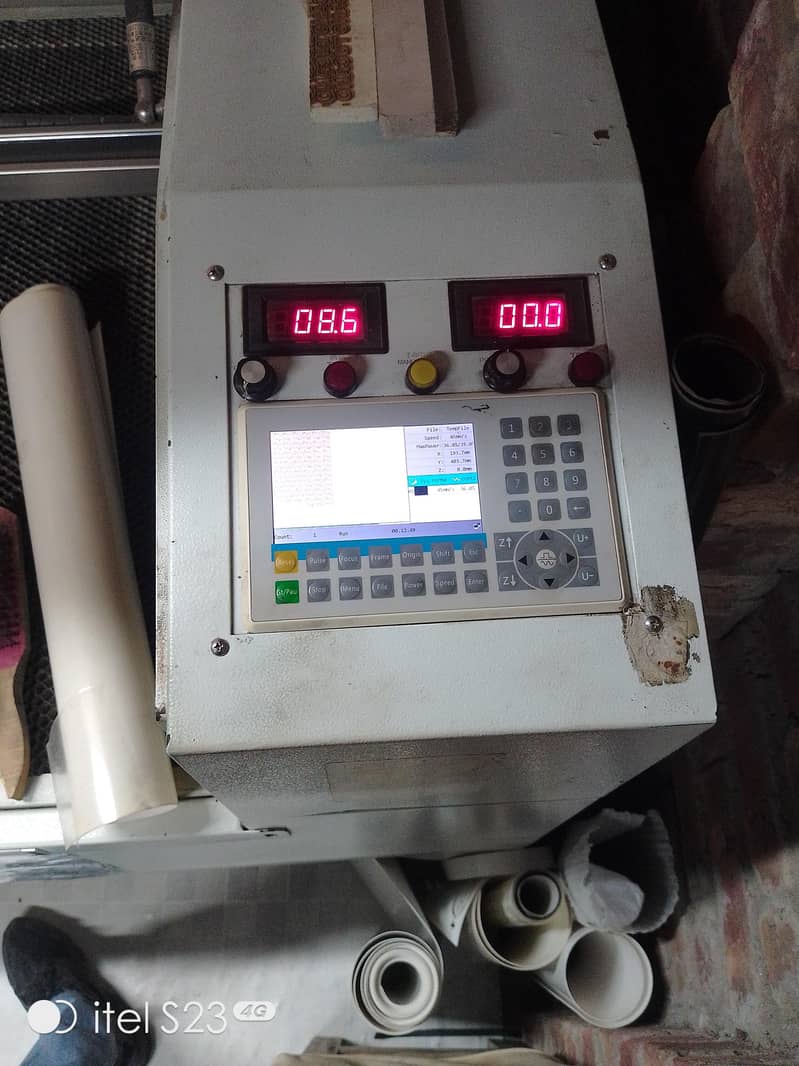 Co² lazer Cutting machine 4
