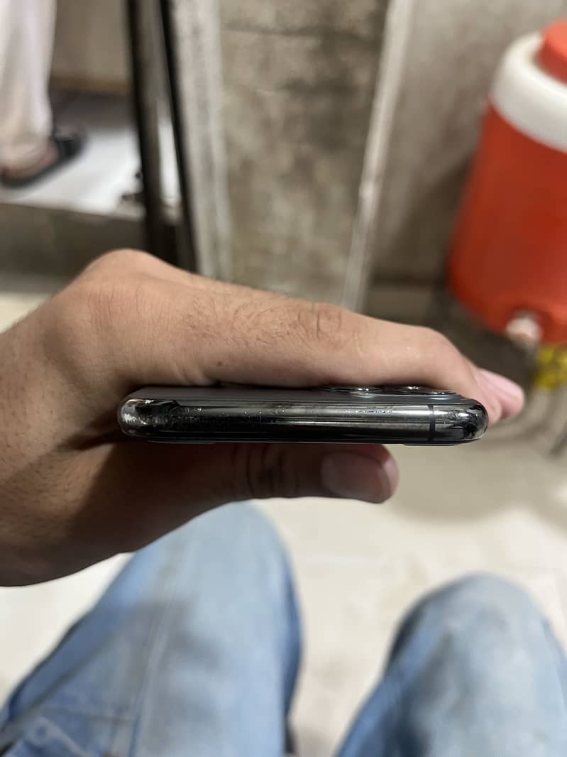 Apple iPhone 11 Pro 4