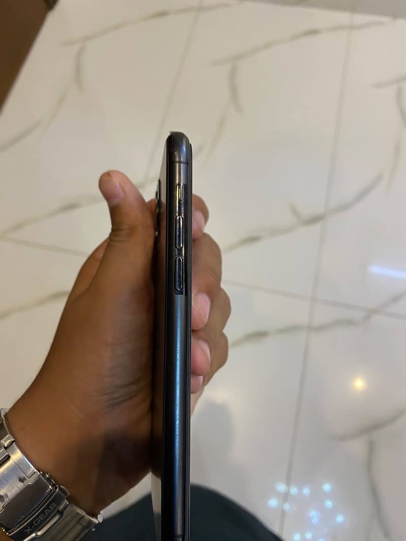 Apple iPhone 11 Pro 4