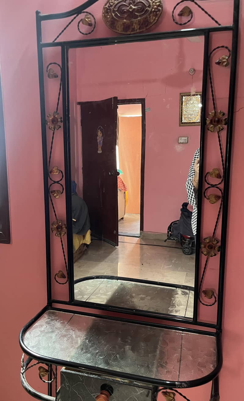 Dressing table in 10/10 condition 0
