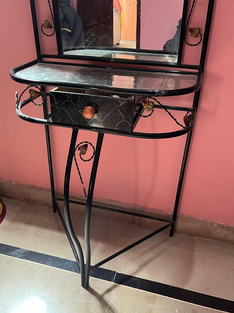 Dressing table in 10/10 condition 1