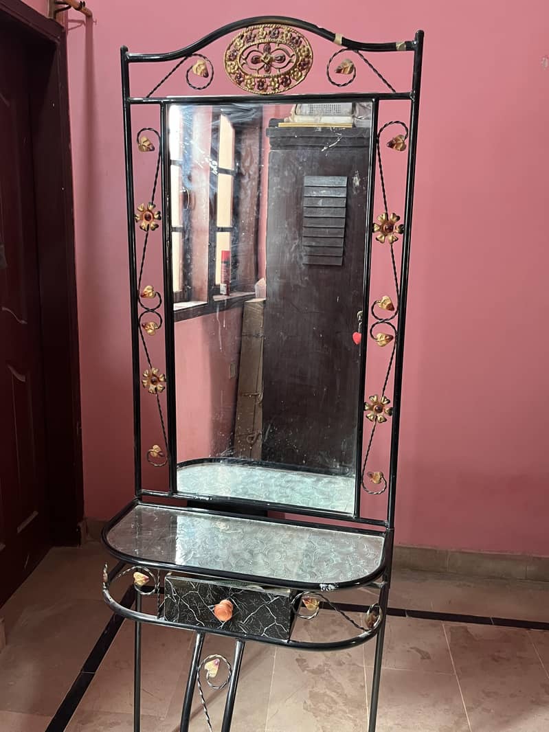 Dressing table in 10/10 condition 2