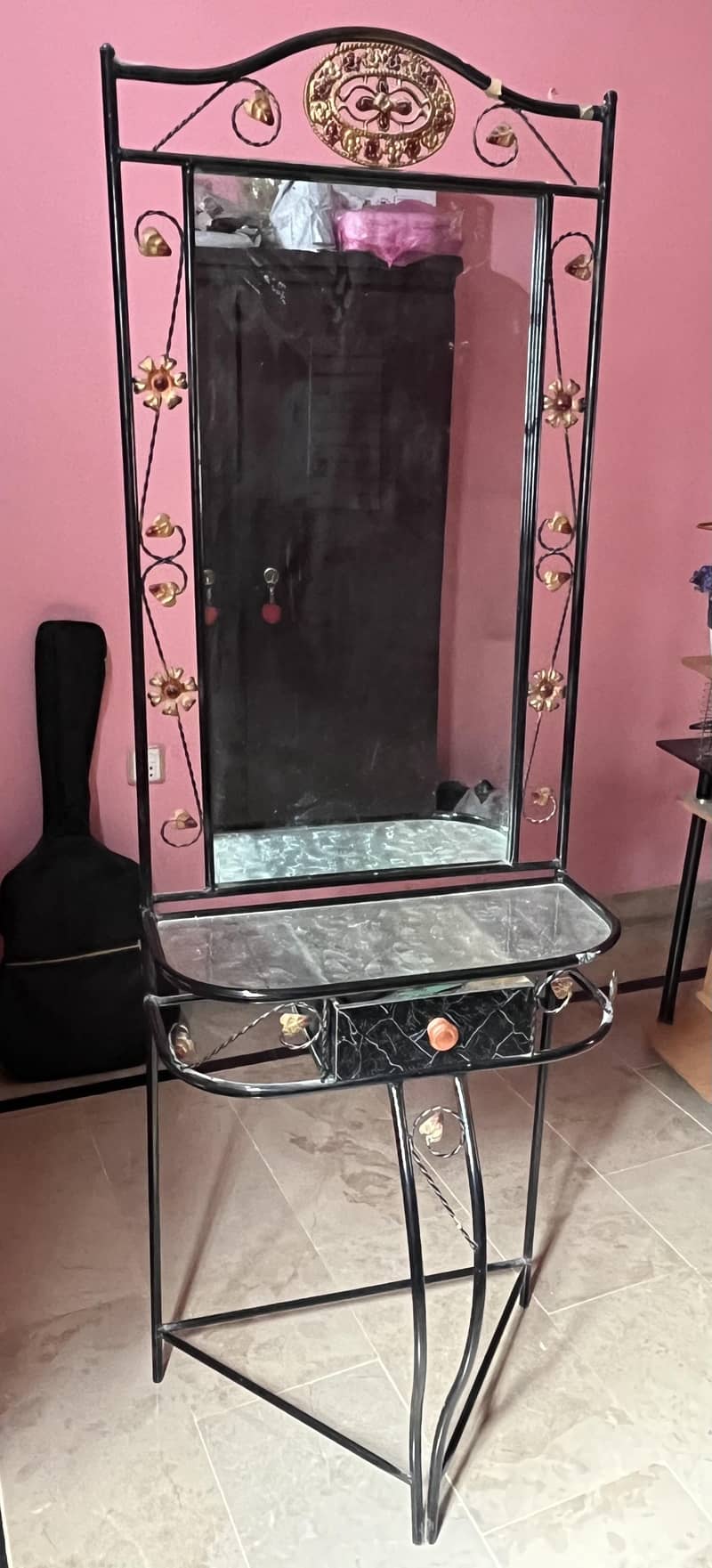 Dressing table in 10/10 condition 3