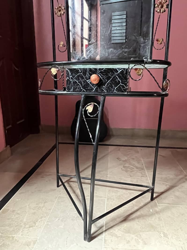 Dressing table in 10/10 condition 4
