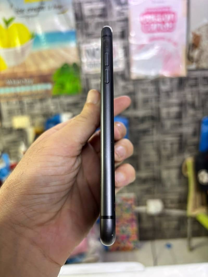 Apple iPhone 11 4