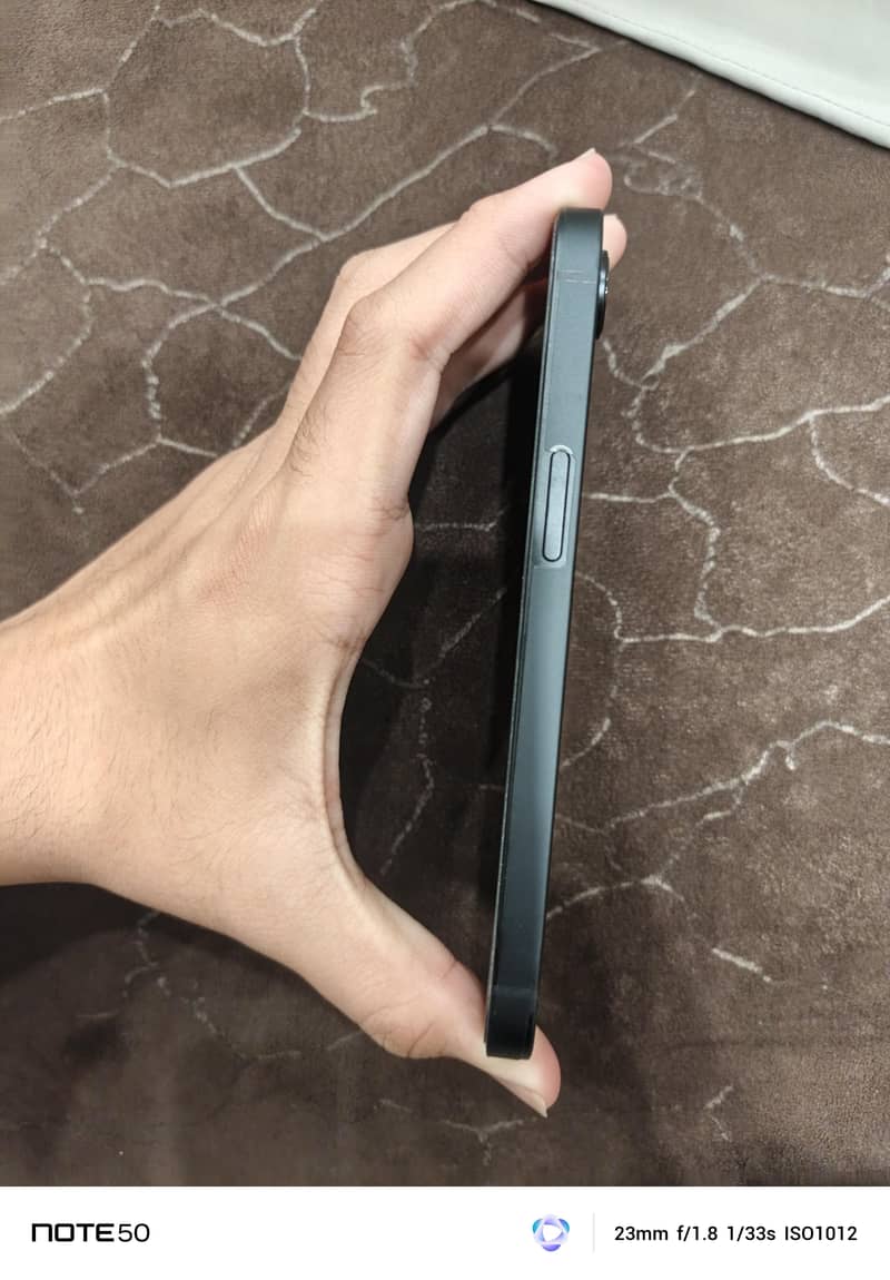 Apple iPhone 16e 5