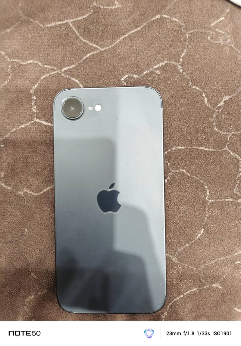 Apple iPhone 16e 6