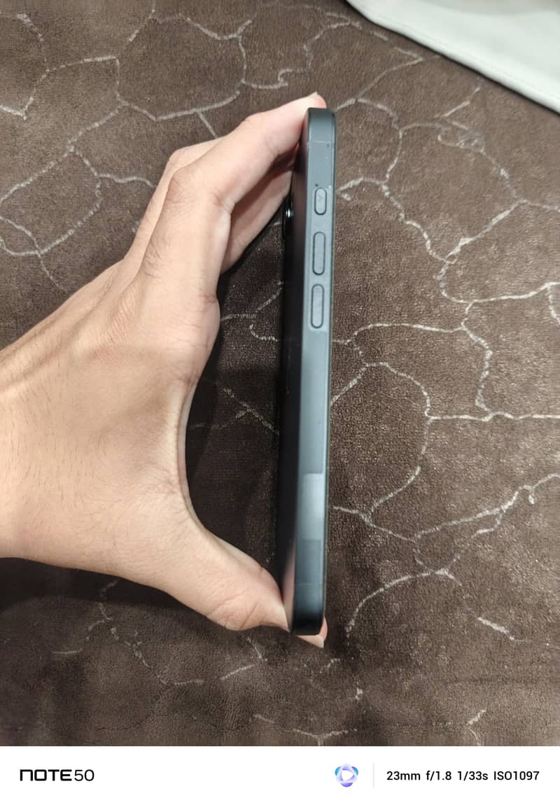 Apple iPhone 16e 7