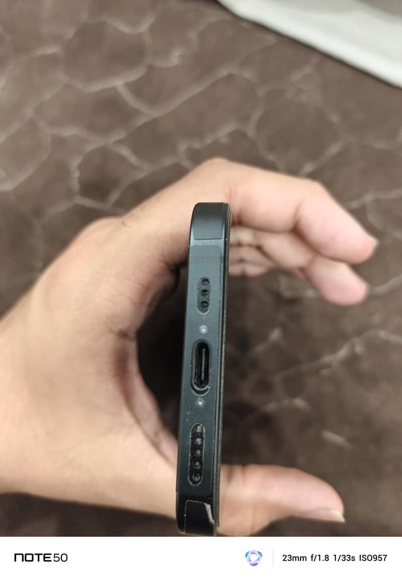 Apple iPhone 16e 8