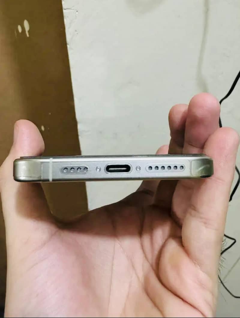 iPhone 15 Pro Max 4