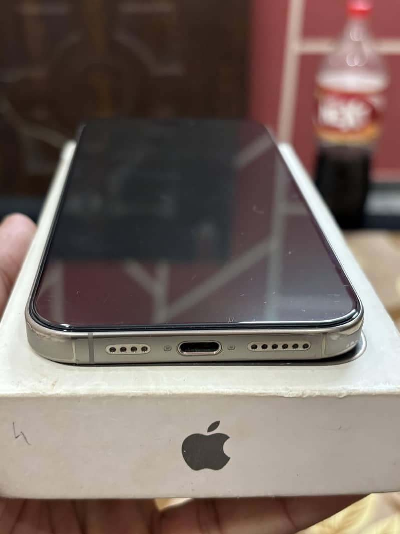 Apple iPhone 16 Pro Max 4