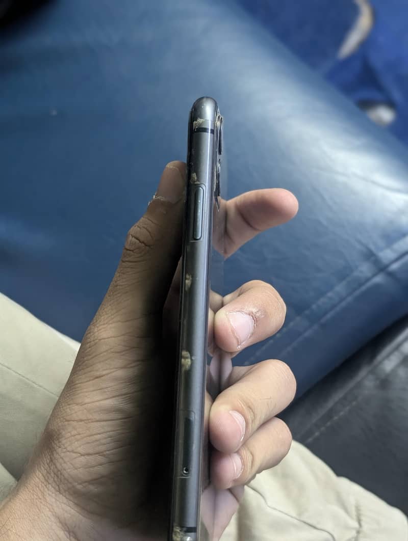 Apple iPhone 11 4