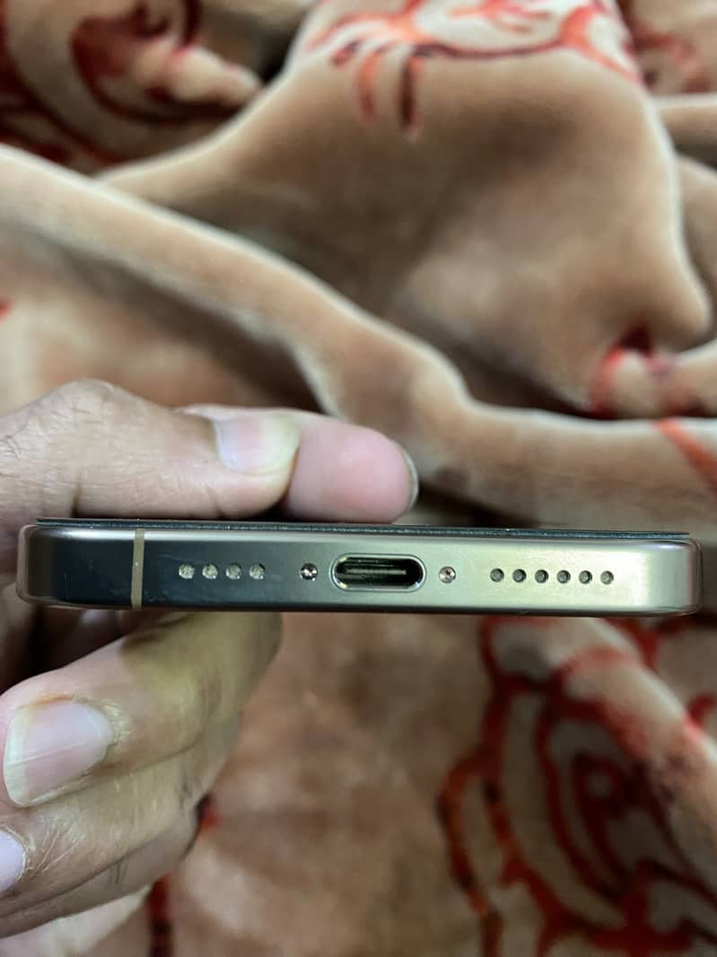 Apple iPhone 16 Pro Max 2