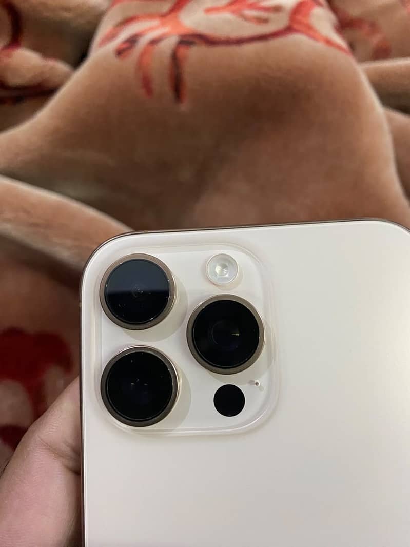 Apple iPhone 16 Pro Max 4