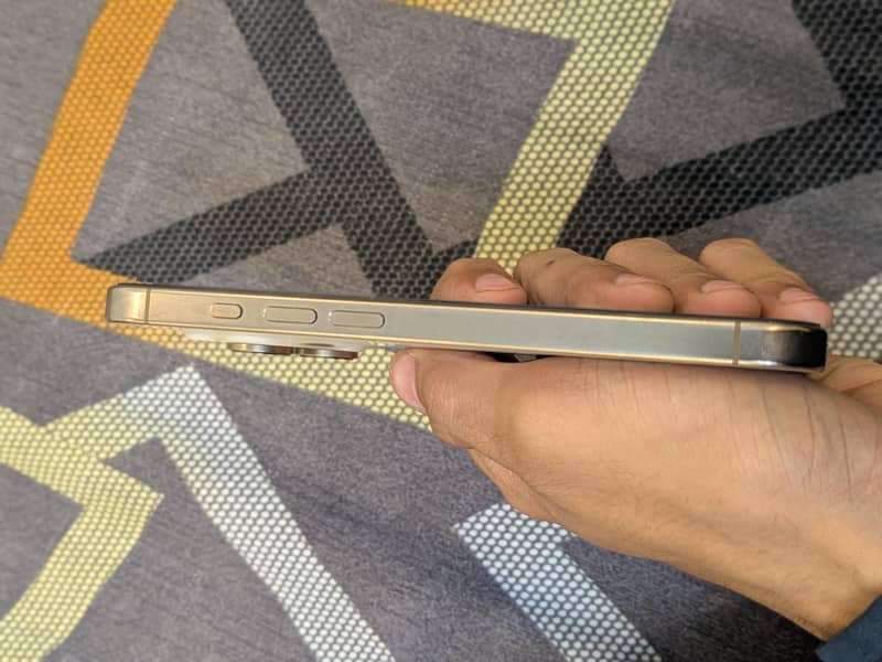 Apple iPhone 16 Pro 3