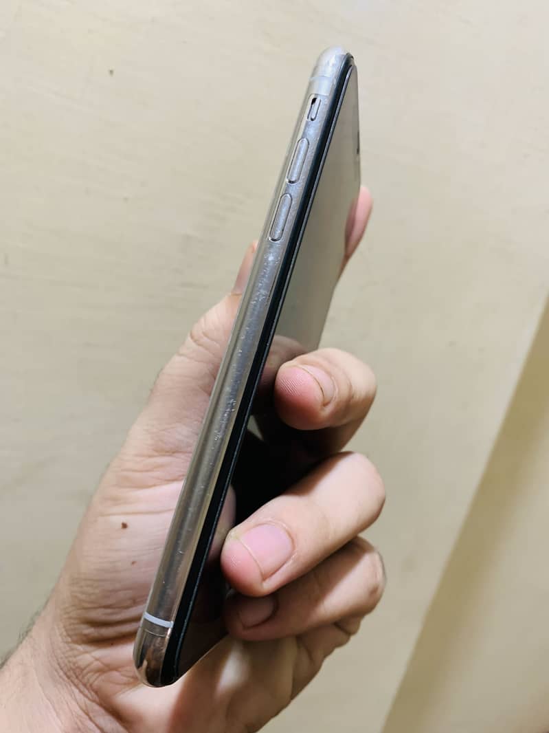 Apple iPhone X 4