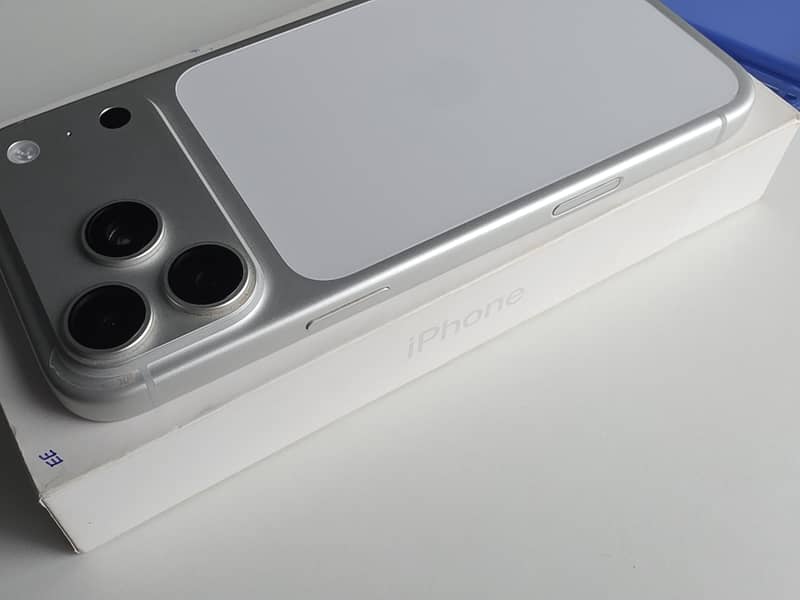 Apple iPhone 17 Pro Max 4