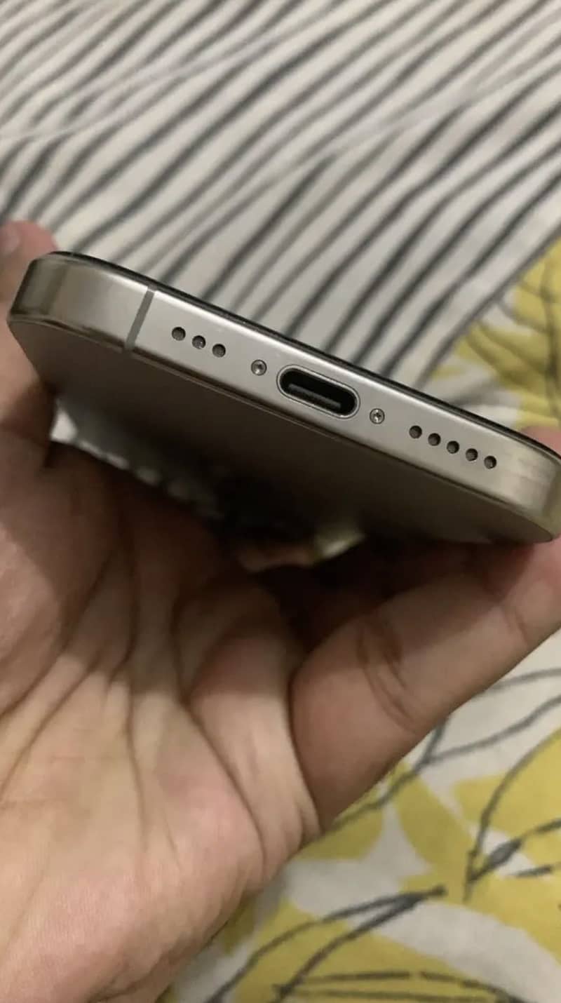 Apple iPhone 16 Pro 2