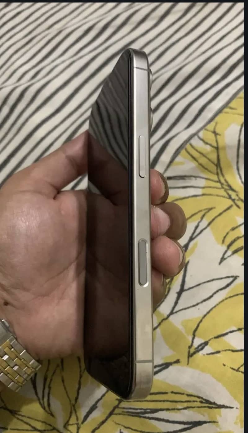 Apple iPhone 16 Pro 3