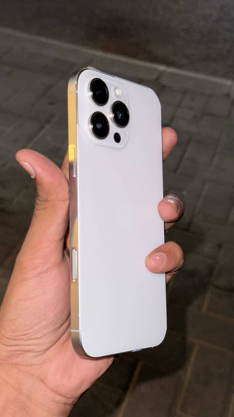Apple iPhone 16 Pro Max 0