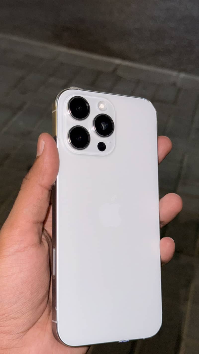 Apple iPhone 16 Pro Max 2