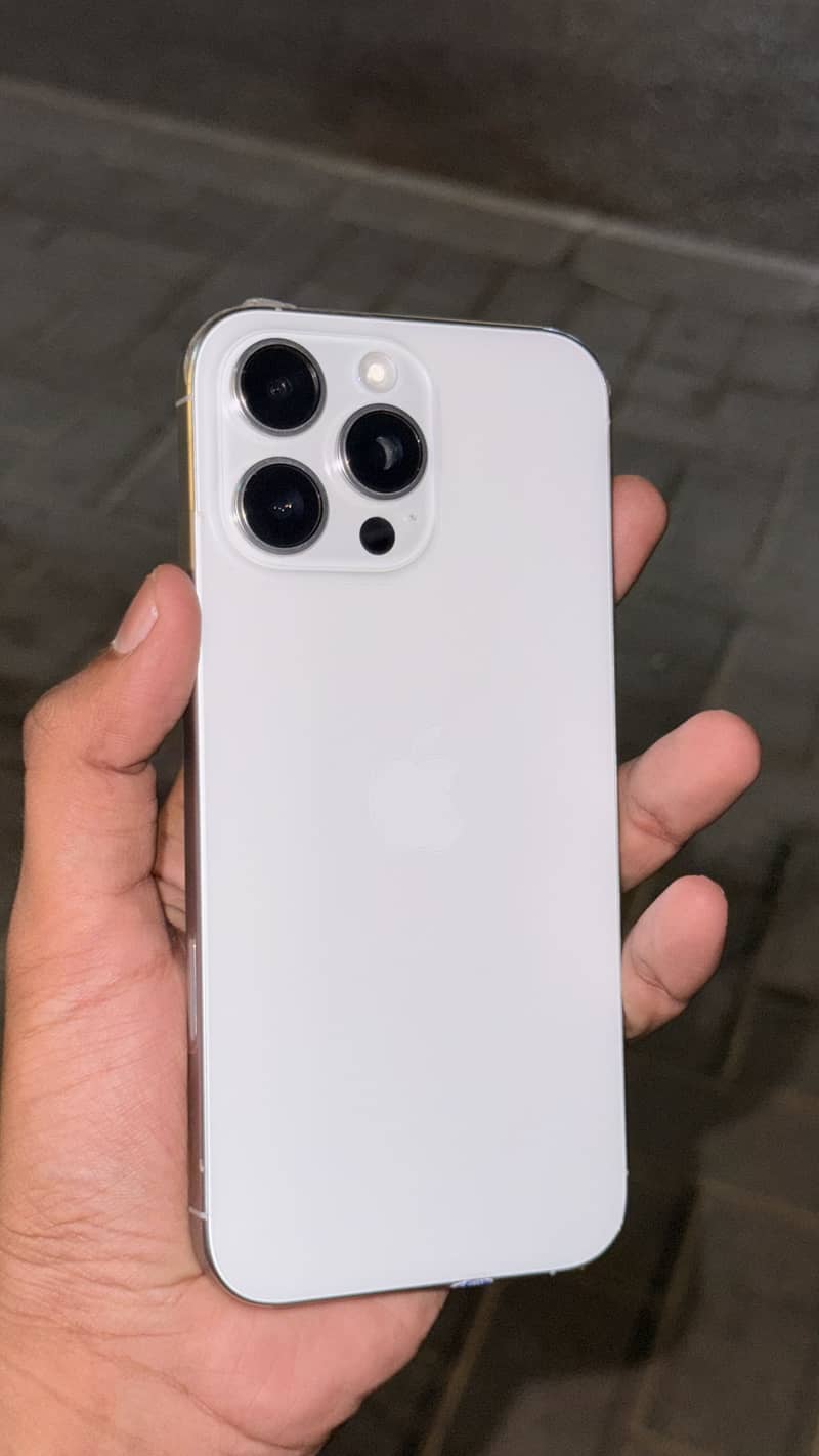 Apple iPhone 16 Pro Max 3