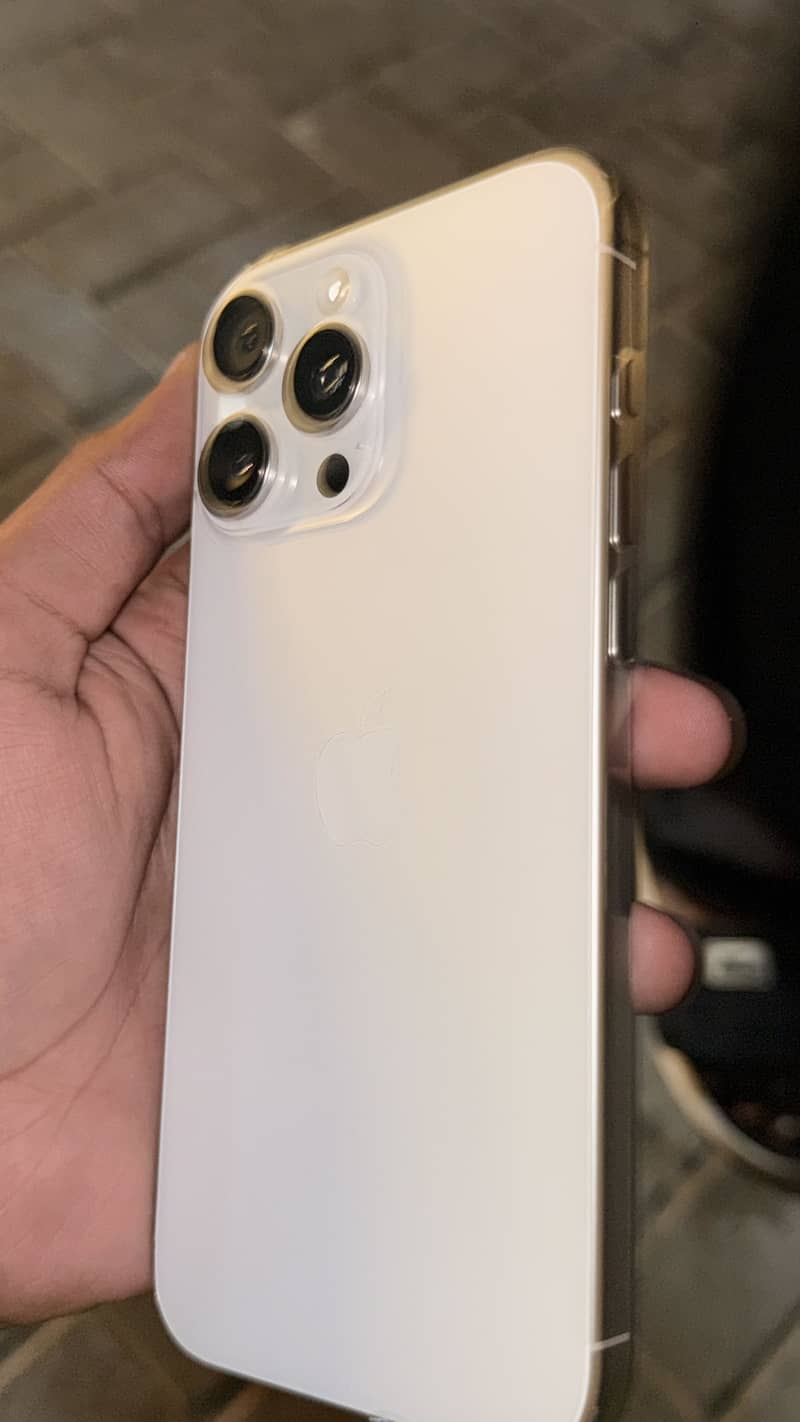 Apple iPhone 16 Pro Max 4