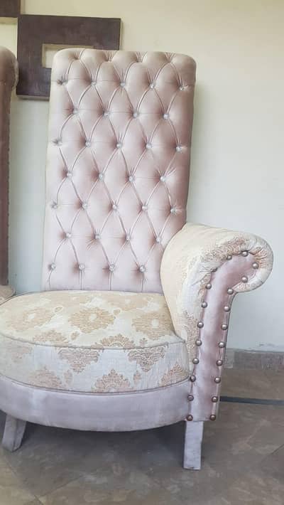 2 bed room sofa chairs