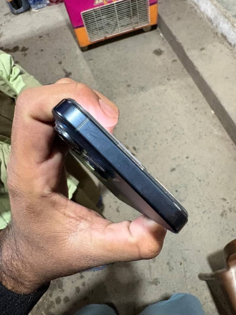 Apple iPhone 15 Pro Max 4