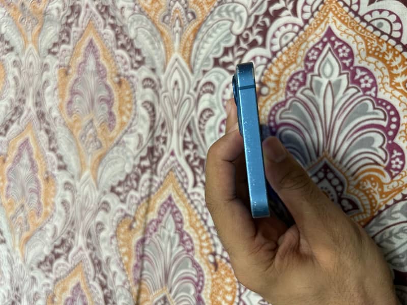 Apple iPhone 13 5