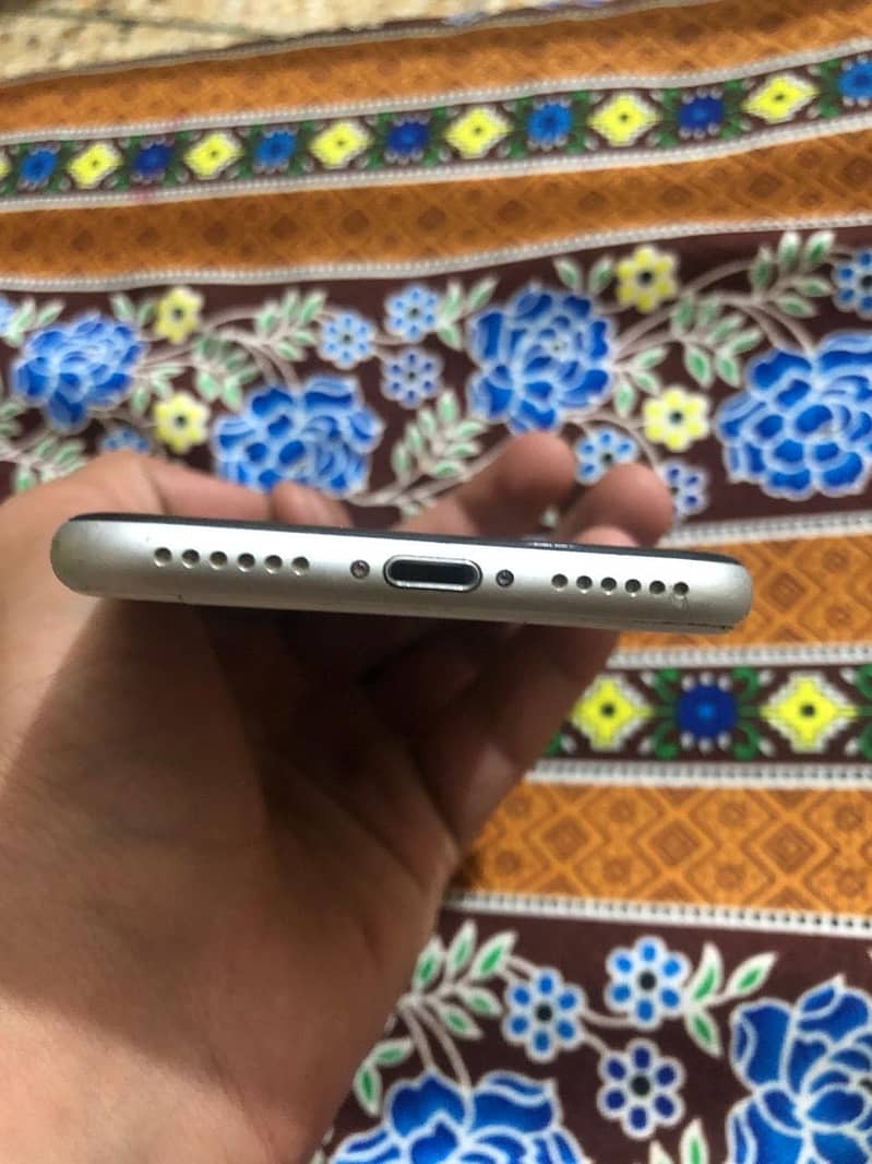 Apple iPhone SE 2nd generation 4