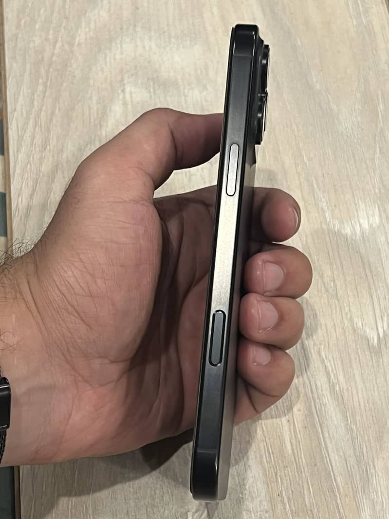 Apple iPhone 16 Pro Max 3