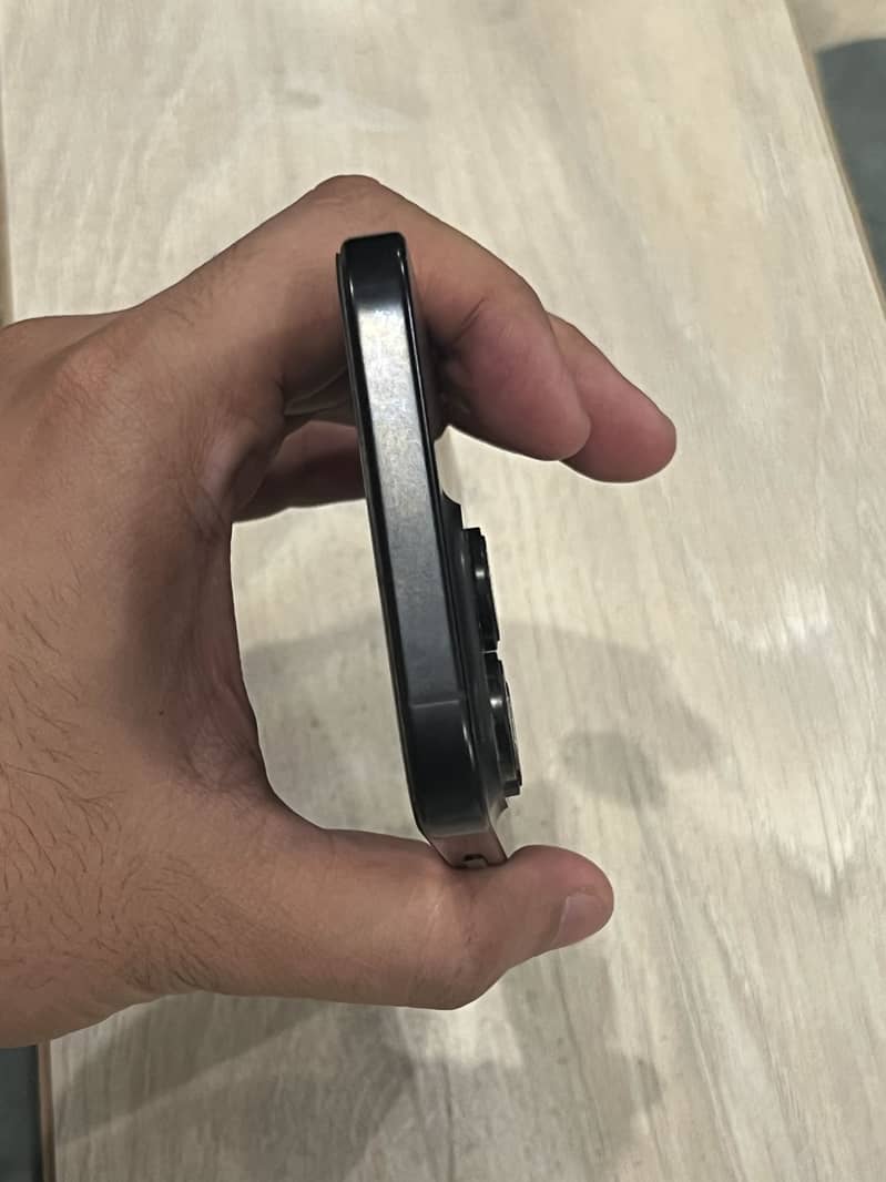 Apple iPhone 16 Pro Max 4