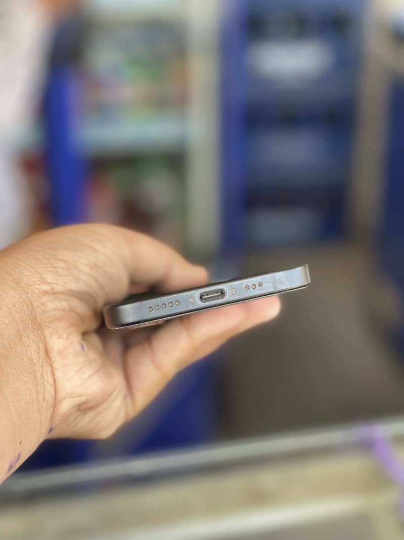 Apple iPhone 15 4