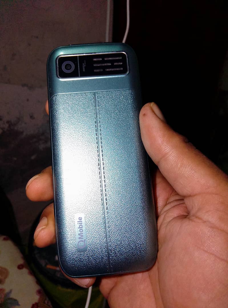 QMobile E400 Pro 1