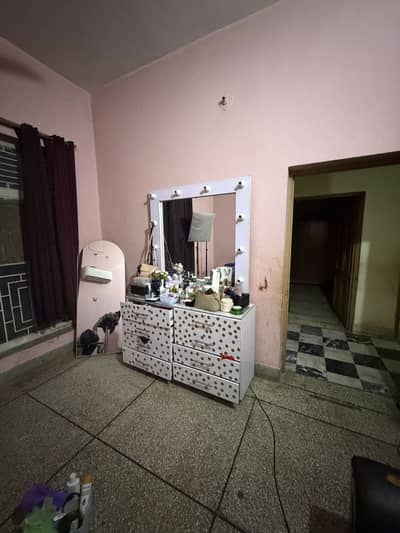 Beautiful Dressing Table with Large Mirror & Bulb Holders
